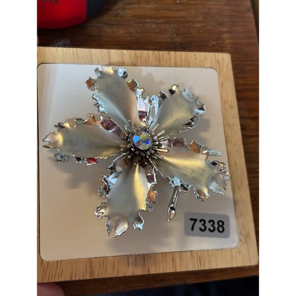 Vintage Silver-Tone Flower Brooch With Aurora Borealis Center Stone - Picture 5 of 9